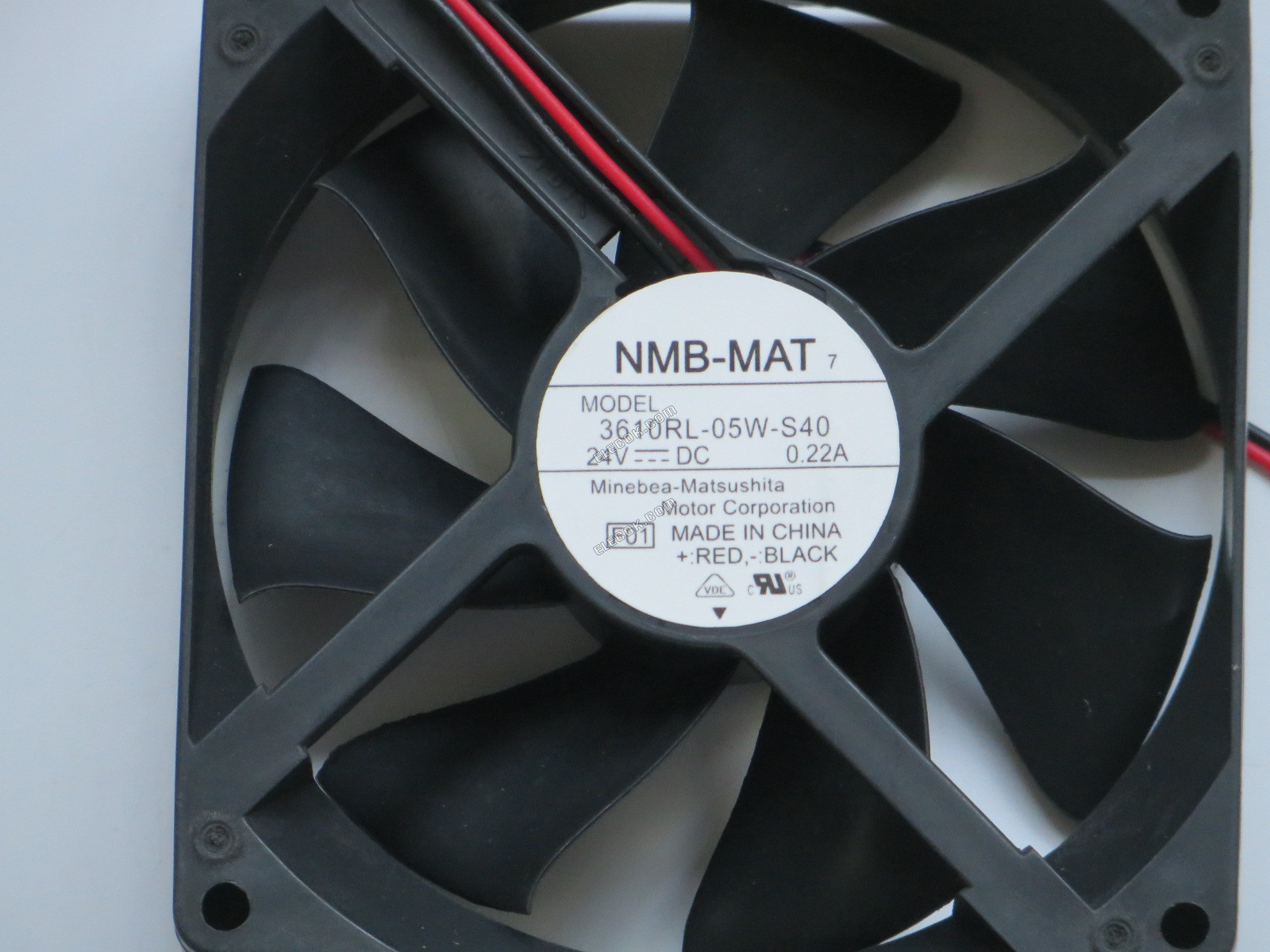 NMB-MAT / Minebea 3610RL-05W-S40 Szerver - Négyzet Ventilátor F01, sq90x90x25, 2W, DC 24V 0,22A 2 Vezeték 