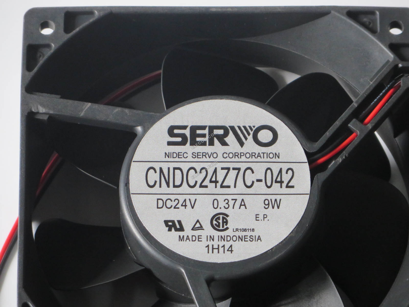 SERVO CNDC24Z7C-042 24V 0,37A 9W 2 vezeték Hűtőventilátor Felújított 