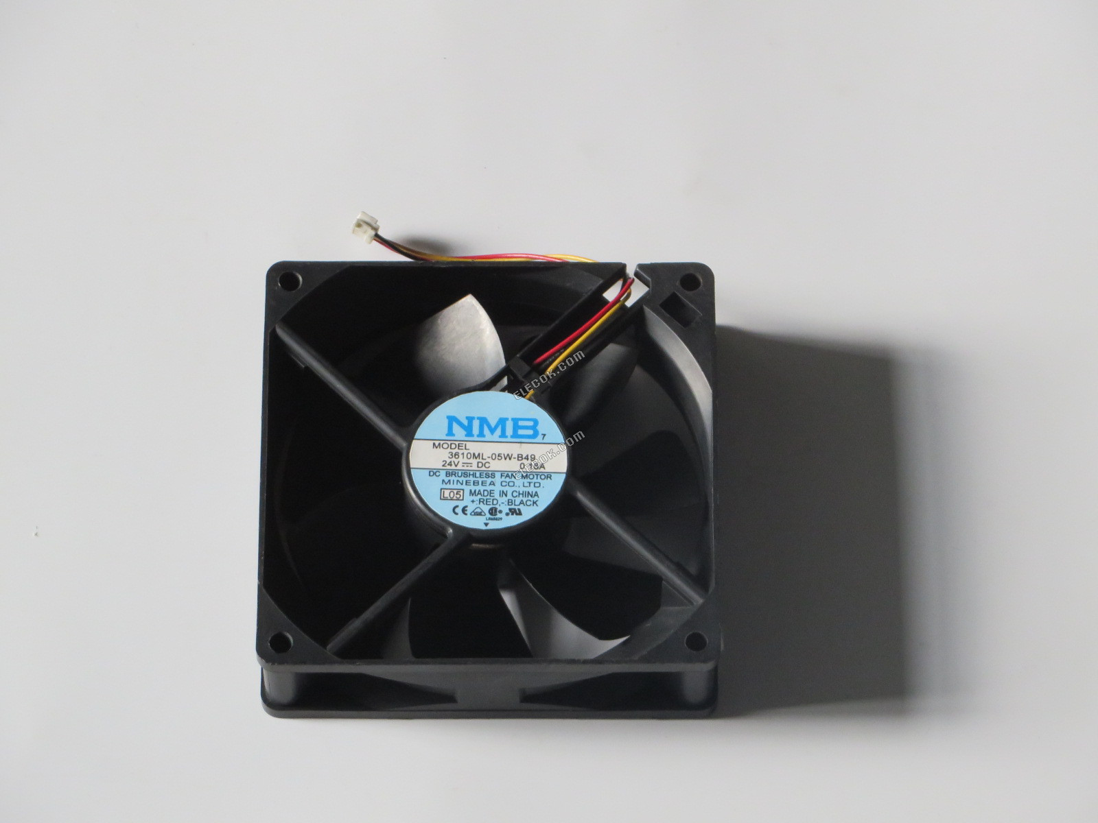 NMB 3610ML-05W-B49-L05 9225 24V 0,16A 3 vodiče Chladicí Ventilátor, repasovaný s bílá konektor 