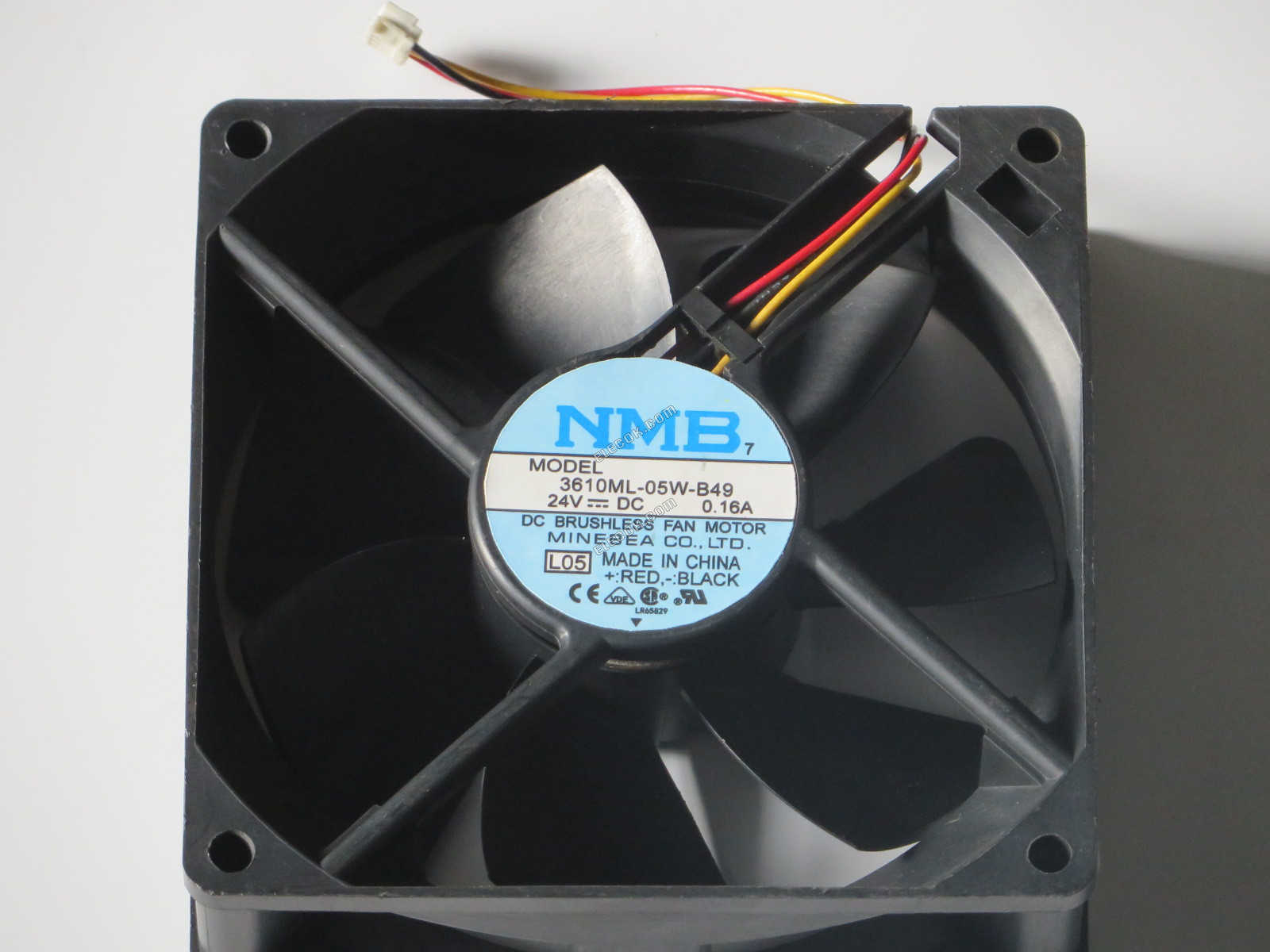 NMB 3610ML-05W-B49-L05 9225 24V 0,16A 3 vodiče Chladicí Ventilátor, repasovaný s bílá konektor 