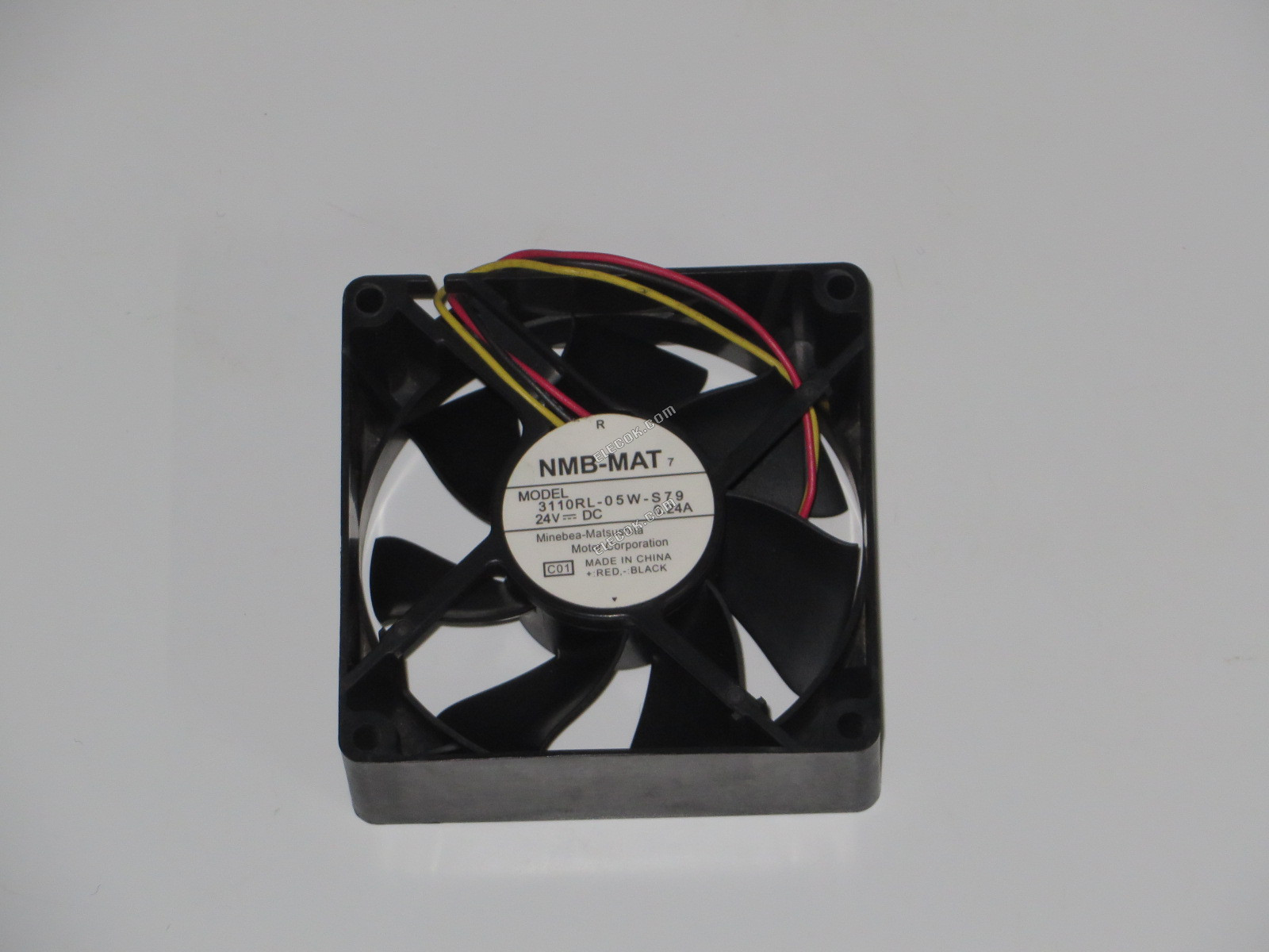 NMB 3110RL-05W-S79 24V 0,24A 3 vezeték hűtőventilátor 