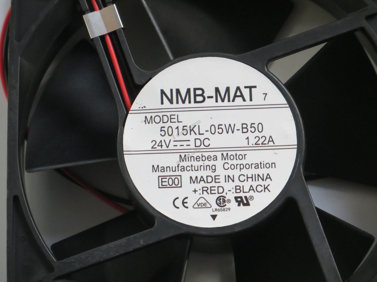 NMB 5015KL-05W-B50-E00 24V 1,22A 21,6W 2 vezeték Hűtőventilátor 