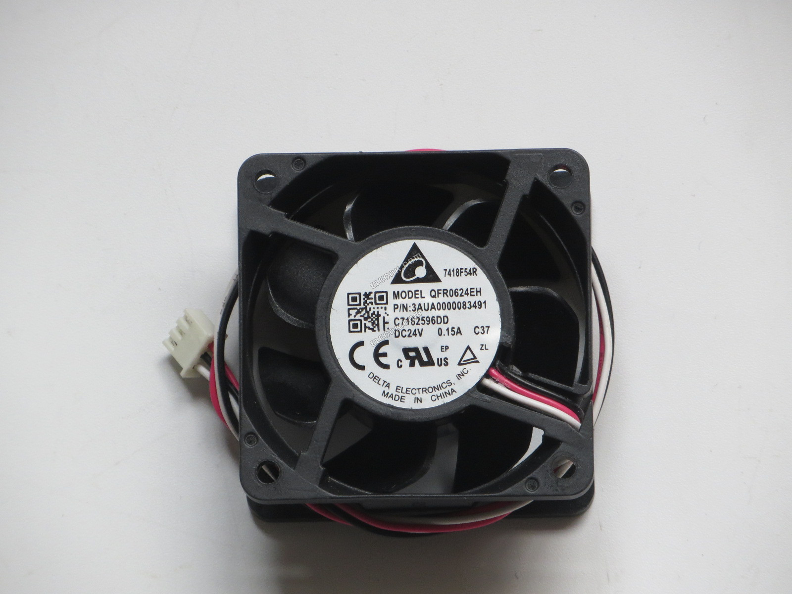 DELTA QFR0624EH 24V 0,15A 3 vezeték Hűtőventilátor -val/-vel kicsi fehér csatlakozó, felújított 