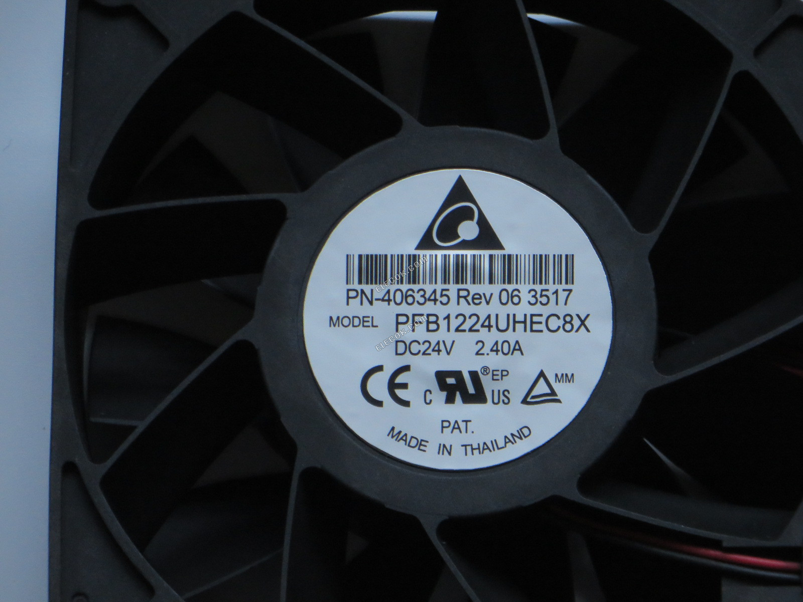 Delta PFB1224UHEC8X 12038 24V 2.40A 2 vodiče Chladicí Ventilátor 