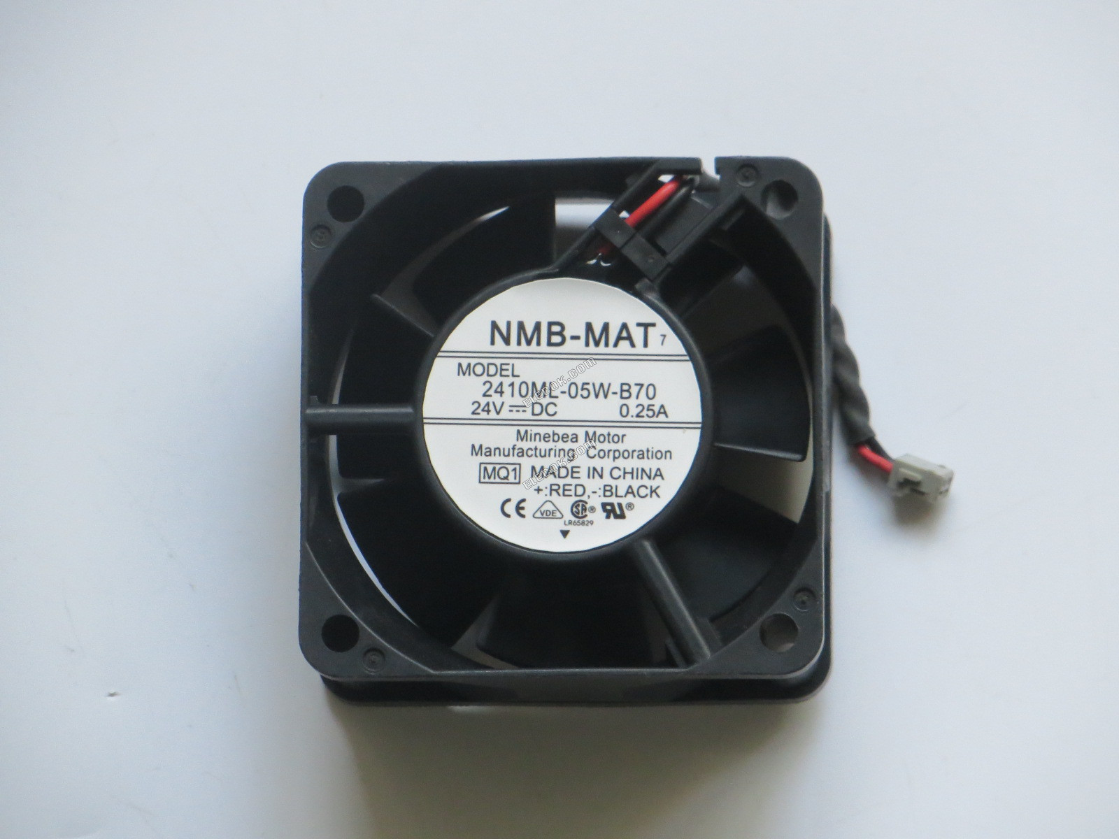 NMB 2410ML-05W-B70 24V 0,25A 2 vodiče Chladicí Ventilátor s šedá konektor 